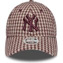 cappello-curvo-rosso-cinghia-regolabile-9forty-m-crown-houndstooth-dei-new-york-yankees-mlb-di-new-era