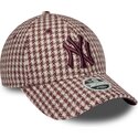 cappello-curvo-rosso-cinghia-regolabile-9forty-m-crown-houndstooth-dei-new-york-yankees-mlb-di-new-era