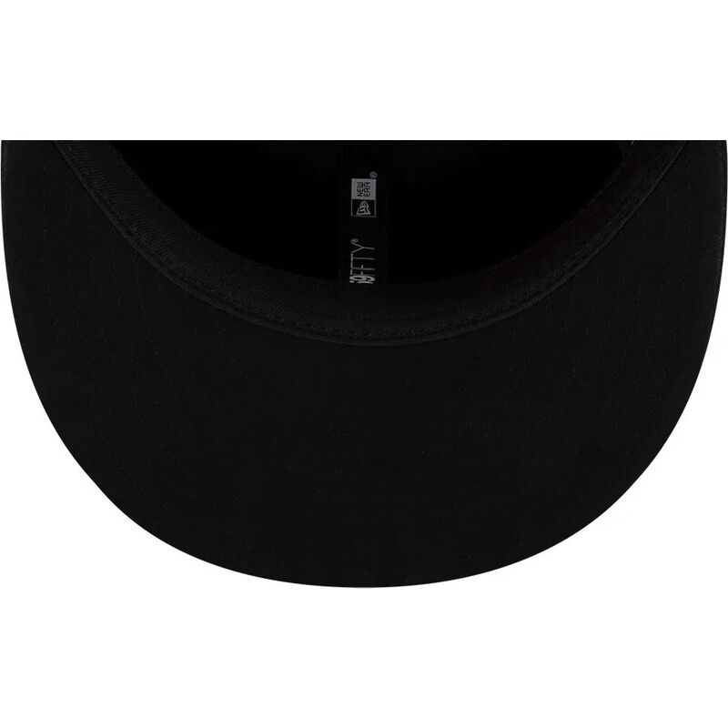 casquette-plate-noire-ajustee-avec-logo-noir-fc-barcelona-laliga-59fifty-mes-que-un-club-new-era