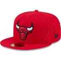 cappello-piatto-rosso-aderente-59fifty-side-script-dei-chicago-bulls-nba-di-new-era