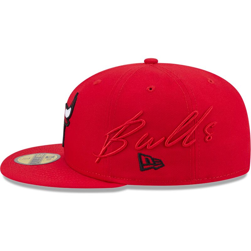 cappello-piatto-rosso-aderente-59fifty-side-script-dei-chicago-bulls-nba-di-new-era