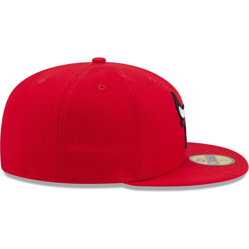 cappello-piatto-rosso-aderente-59fifty-side-script-dei-chicago-bulls-nba-di-new-era