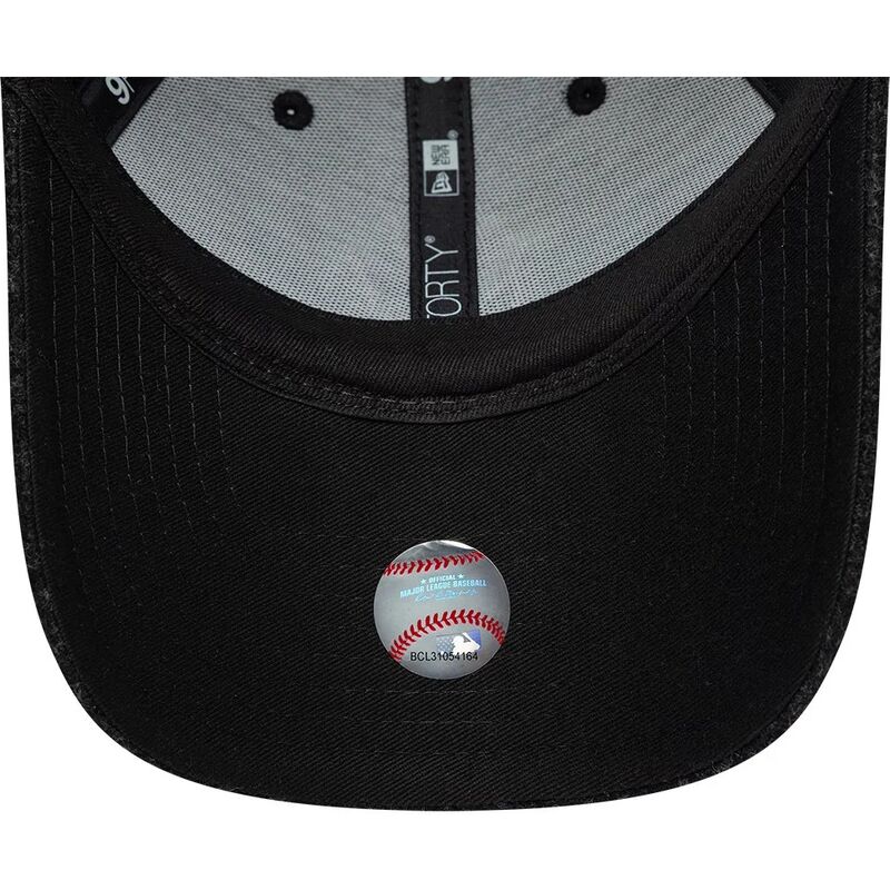 casquette-courbee-noire-ajustable-avec-logo-noir-9forty-winter-new-york-yankees-mlb-new-era