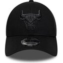 mutzen-gebogen-schwarz-verstellbares-band-9forty-team-outline-der-chicago-bulls-nba-von-new-era