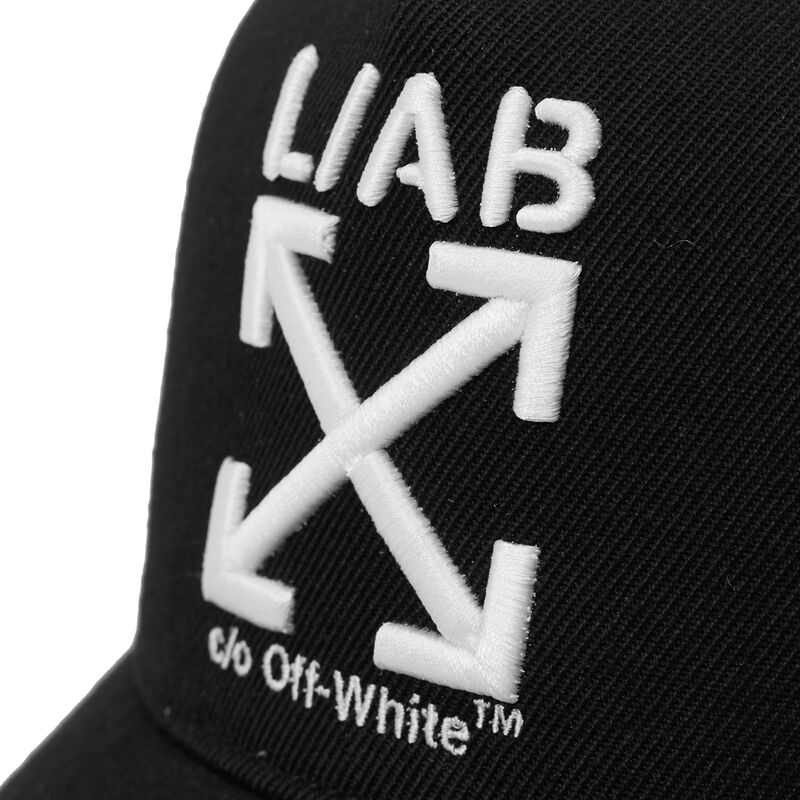 casquette-trucker-noire-avec-logo-blanc-clamp-arrows-l-ab-c-o-off-white