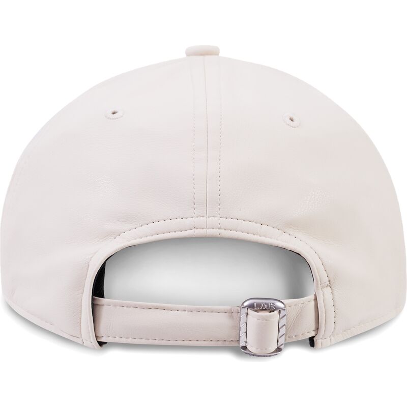 cappello-curvo-beige-cinghia-regolabile-clamp-arrows-pu-leather-di-l-ab-c-o-off-white cappello-curvo-beige-cinghia-regolabile-clamp-arrows-pu-leather-di-l-ab-c-o-off-white
