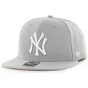 cappello-snapback-grigio-a-visiera-piatta-in-tessuto-denim-mlb-new-york-yankees-di-47-brand