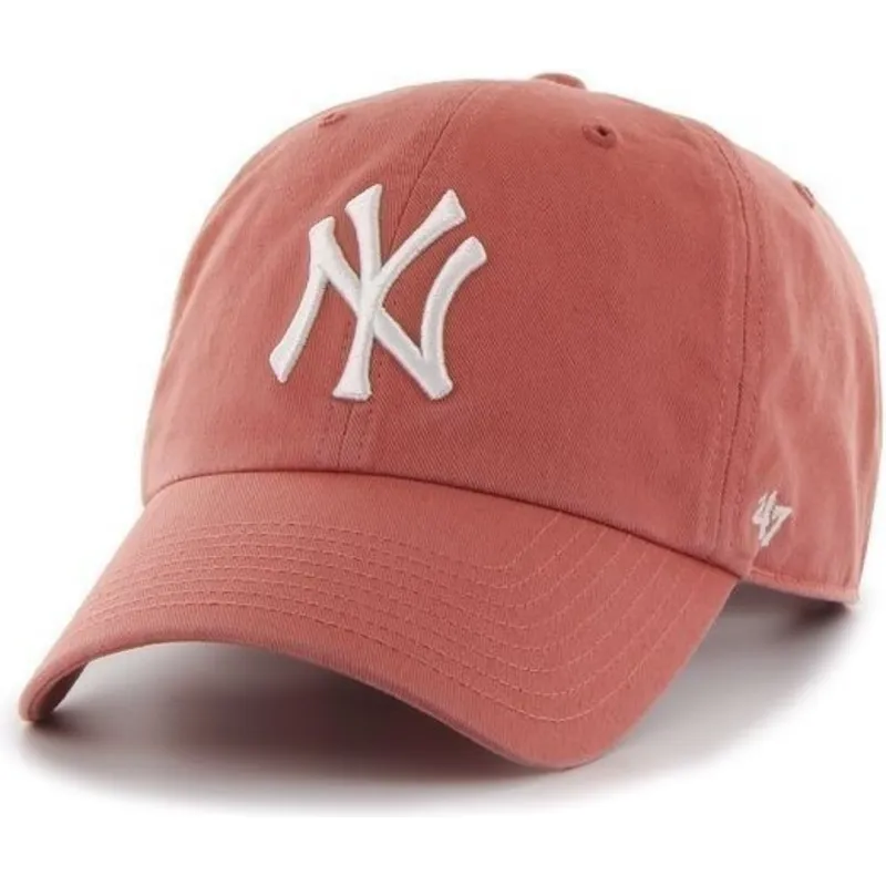 kasket-med-buet-skygge-rod-med-stort-frontlogo-fra-mlb-new-york-yankees-fra-47-brand